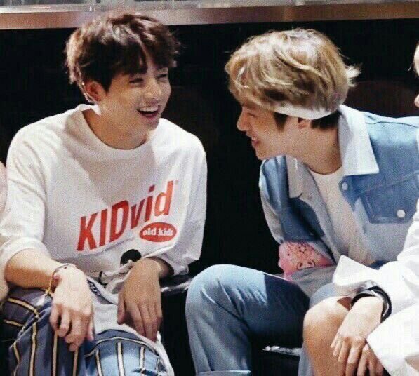 taekookthk's tweet photo. “¿Qué le regalaste a taehyung de cumpleaños?”

Jungkook: "amor" https://t.co/EUninbnljD
