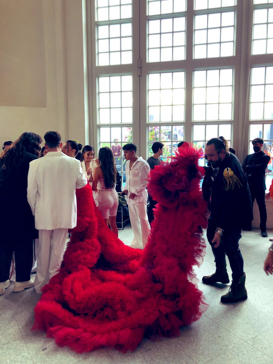 JuliaVarela__'s tweet photo. Qué impresionante luce en el #VenariaReale la bata de cola de @ChanelTerrero #OpeningCeremony #eurovision Un diseño de #ItSpain Estilismo de @luarroma @eurovision_tve @RTVE_Com #spain @Eurovision https://t.co/mhVWI048Pf