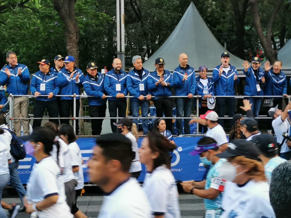 CANACOMexico's tweet photo. El pdte. de #CanacoCDMX, @JesusRodCar, asistió a la Primera Carrera Atlética de Policías y Ciudadanos 2022, cuyo objetivo es fomentar un estilo de vida saludable y fortalecer la relación entre los ciudadanos  de la CDMX y su policía. https://t.co/5qIMlFfmAk