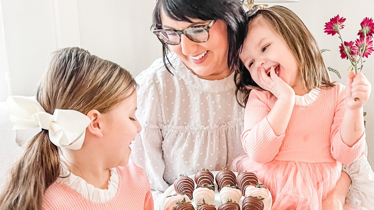 Happy Mother's Day from the Shari's Berries team! Here's to all the moms, mamas, grandmas, aunts, or those who to us are like a Mother - we owe you everything ❤️

📸 @thehendyhouse