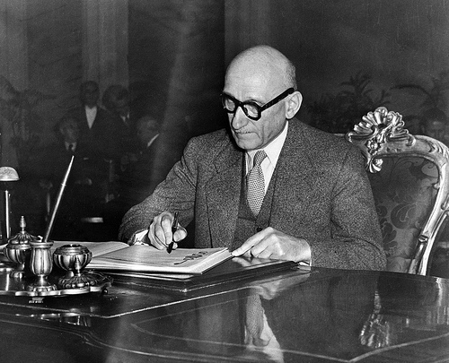 EU_in_India's tweet photo. 9 May 2022 will mark the 7️⃣2️⃣nd anniversary of the Schuman Declaration.

French foreign minister Robert Schuman presented the 'Schuman Declaration' on 9 May 1950. It proposed the creation of a European Coal &amp; Steel Community, whose members would pool coal &amp; steel production. https://t.co/xR0l4fOzA7