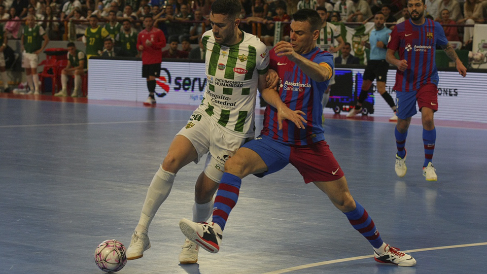 FutbolBaseCeuta's tweet photo. Saura, de Córdoba Patrimonio, protege el balón ante Sergio Lozano, del Barça.Tablas entre Córdoba Patrimonio y Barça en un duelo trepidante (2-2)
Córdoba Patrimonio y Barça empataron a dos en el encuentro que cerró la Jornada 26 en Primera

https://t.co/ijubbQ1sew https://t.co/W2vVutAREY