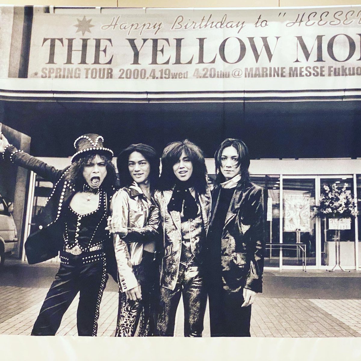 asikoh009's tweet photo. あの頃の思い出が爆音の映像と共に鮮烈に甦ってきました🐝⚡️⚡️最オブ高
「SPRING TOUR “NAKED”」先行上映会
@銀座 HULIC HALL TOKYO
#THEYELLOWMONKEY #tym30years #SPRINGTOURNAKED #syn #MITCHIKEDA #ヒューリックホール東京 #tym30 #TYMS #tyms30th #tokyo #ginza  https://t.co/EGIhrjrb9B https://t.co/T41fyxp1dF