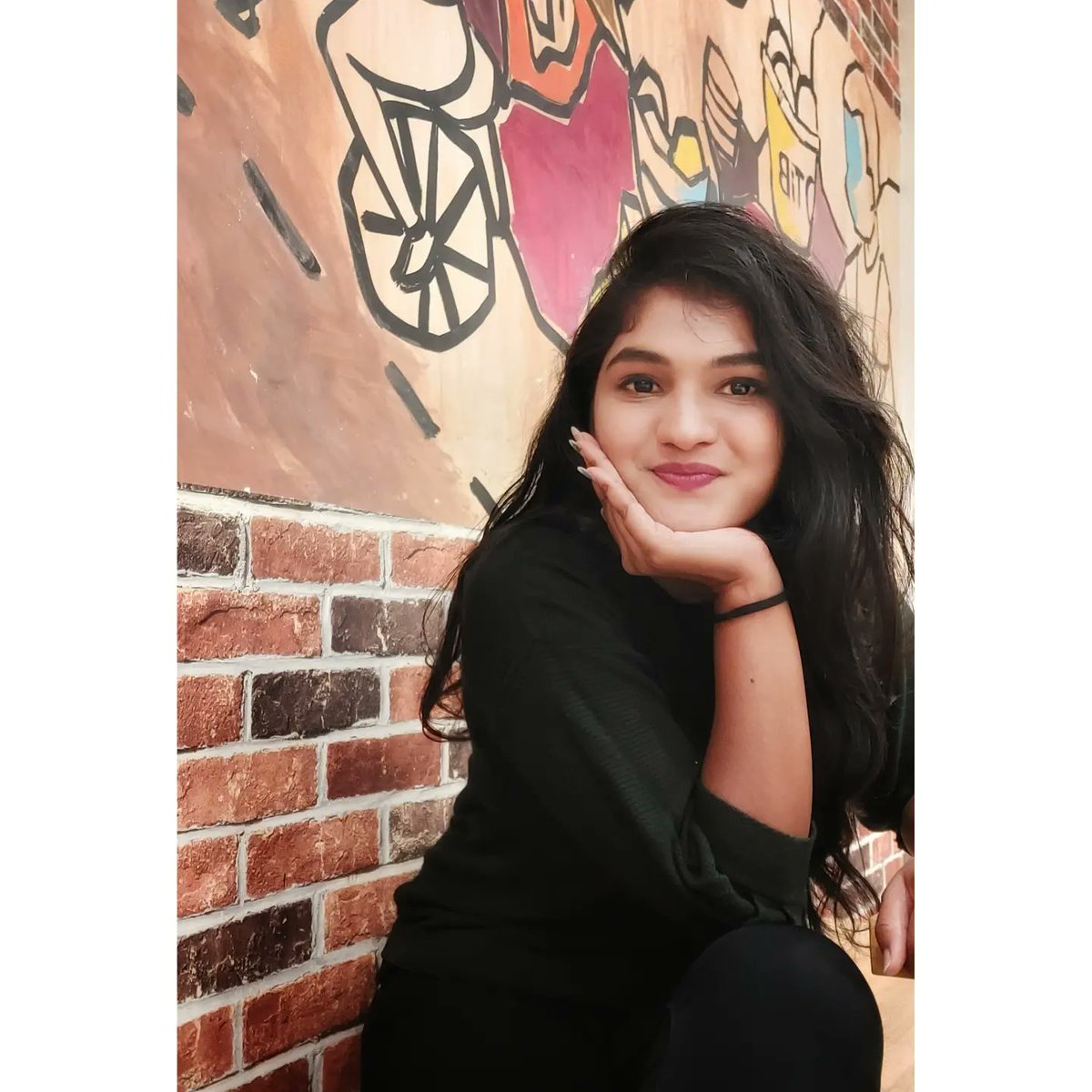 RVannali's tweet photo. Just smile 😶 https://t.co/516nJ6hnjI