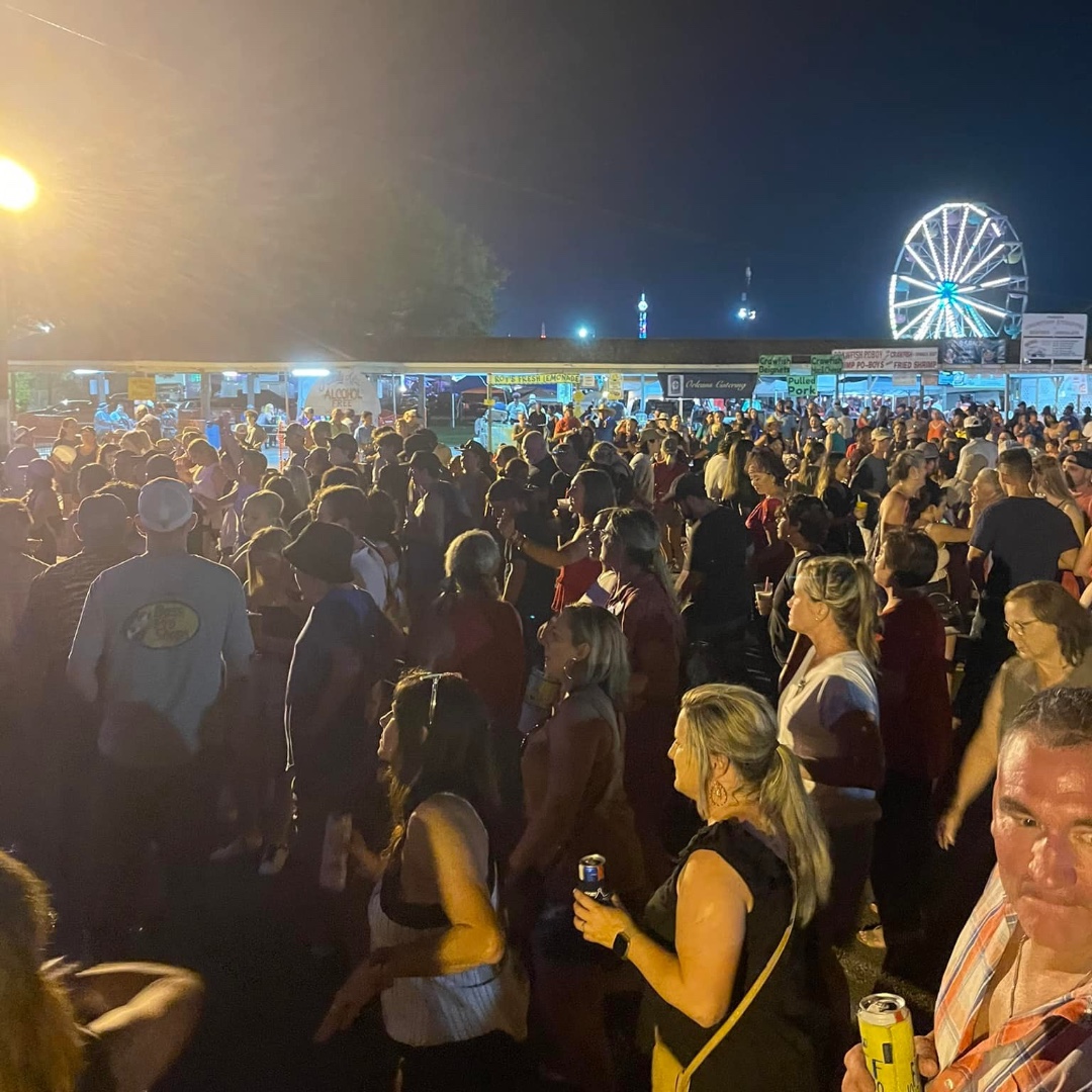 visitstmartin's tweet photo. When the boss dives into the crawfish eating contest, you know there's a lot of fun to be had at the @ https://t.co/H4zZSSXkvS