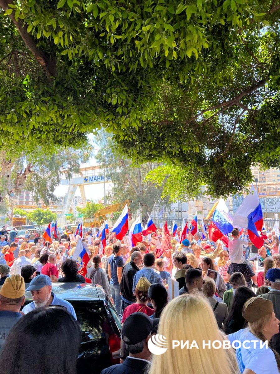 AtentoOaxaca's tweet photo. 🇱🇧 Cientos de personas participaron en la marcha del Regimiento Inmortal en el centro de Beirut, en el #Líbano 
#Rusia 
#Venezuela 
#Cuba 
#Oaxaca 
#FelizDomingo https://t.co/IRBZIgUwnP