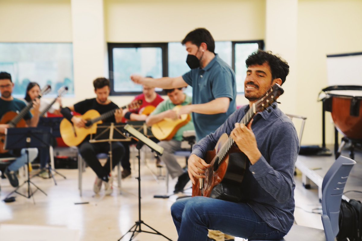 cblancoruiz's tweet photo. Tras dos intensos días de ensayos con @PVillegasGuitar y La Orden de la Terraza @plectrorioja para @LaRiojaFestival solo puedo decir que la Música (con mayúsculas) es un placer que hay que vivir. Disfrútalo en el concierto inaugural en https://t.co/dnBAtaFB8G https://t.co/Iy11P401eQ