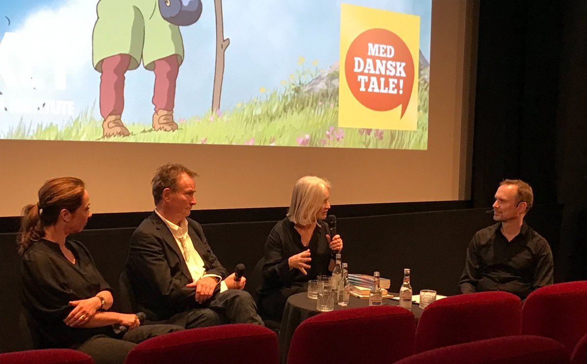 meddansktale's tweet photo. NYT BONUSAFSNIT: Sofie Gråbøl, Chresten Speggers og Mette Holm går i dybden med deres dub af Hayao Miyazakis "Det levende slot" i en optagelse fra @cinemateketDK . Tak til alle, der var med til arrangementet i går! 
https://t.co/ueP9va6zMF 
#dubbing #anime #miyazaki #meddansktale https://t.co/Hurrg7Kj3a