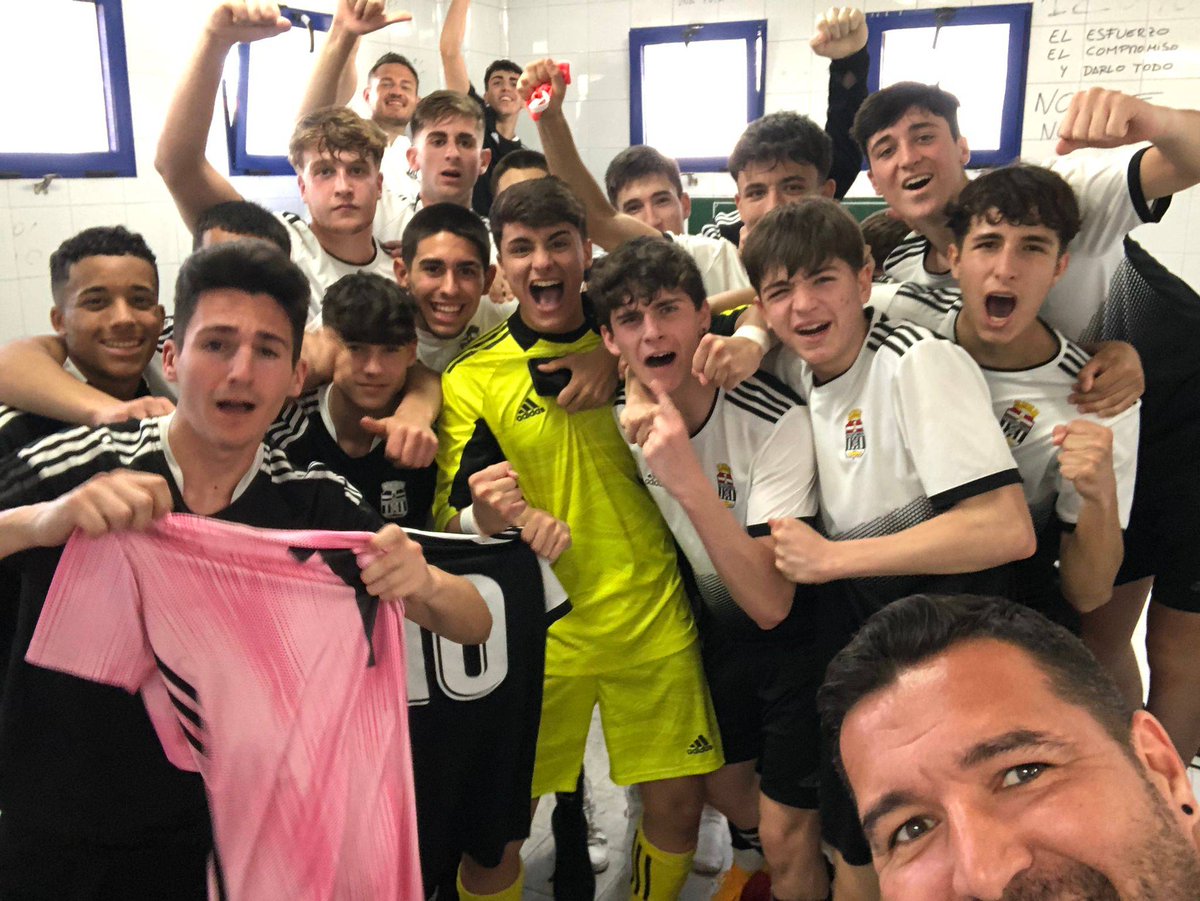 FCC_Cantera's tweet photo. JUVENIL C | 🏆 ¡CAMPEONES DE SEGUNDA JUVENIL!

Con su victoria por 6-3 frente a Santa Ana sentencian la liga con 7 puntos de ventaja respecto a su perseguidor AD Portman.

¡Enhorabuena a todos los jugadores y cuerpo técnico!

#CanteraAlbinegra https://t.co/FFWbkJbito