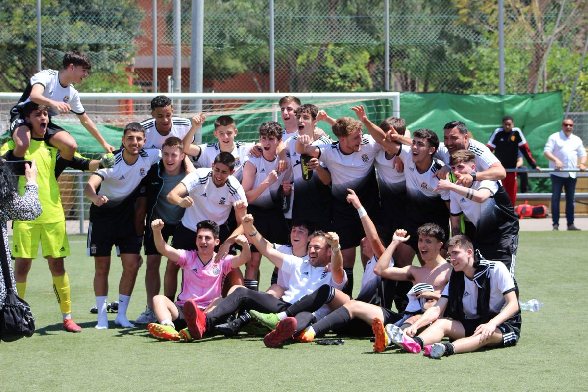FCC_Cantera's tweet photo. JUVENIL C | 🏆 ¡CAMPEONES DE SEGUNDA JUVENIL!

Con su victoria por 6-3 frente a Santa Ana sentencian la liga con 7 puntos de ventaja respecto a su perseguidor AD Portman.

¡Enhorabuena a todos los jugadores y cuerpo técnico!

#CanteraAlbinegra https://t.co/FFWbkJbito