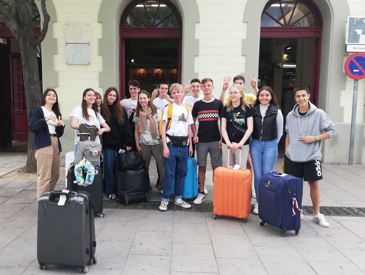 Escolaelcim's tweet photo. Les delegacions de Grècia i Polònia ja han arribat a Terrassa. Ens espera una setmana plena d'emocions! 🇪🇺🇬🇷🇵🇱 #ErasmusPlus
#etwinninig_europe
#ErasmusPlusES
#MiErasmusPlus
@sepie_gob
#activecreativeenterprising https://t.co/5JotHVKFQ1