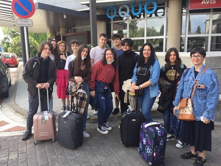 Escolaelcim's tweet photo. Les delegacions de Grècia i Polònia ja han arribat a Terrassa. Ens espera una setmana plena d'emocions! 🇪🇺🇬🇷🇵🇱 #ErasmusPlus
#etwinninig_europe
#ErasmusPlusES
#MiErasmusPlus
@sepie_gob
#activecreativeenterprising https://t.co/5JotHVKFQ1
