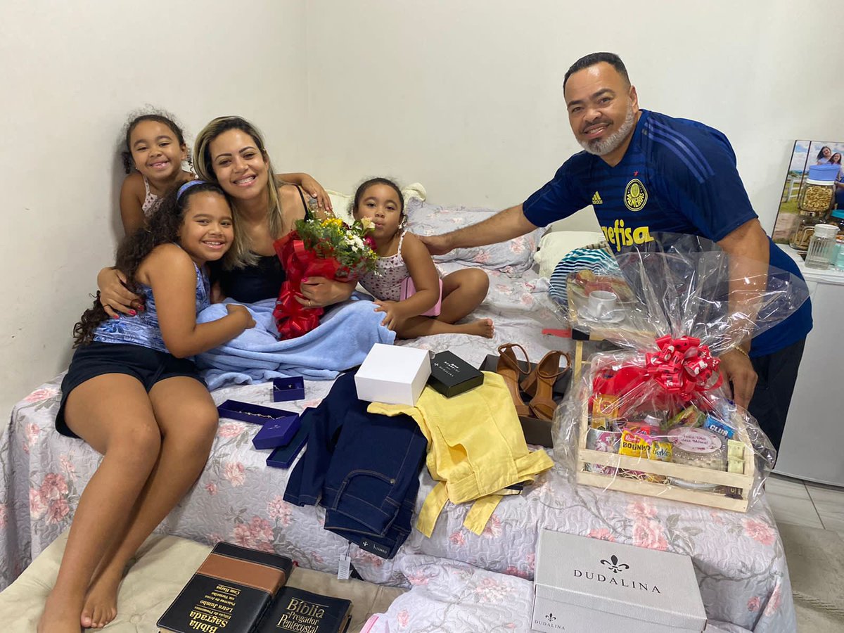 Neste dia especial, oferecendo ainda mais o nosso carinho a essa mãe e esposa maravilhosa. Linndy, meu amor, agradeço por toda dedicação a nossa família, por ser esse exemplo e referência. Obrigado por me fazer um homem melhor. Feliz dia das mães. Te amamos!❤️

#diadasmaes