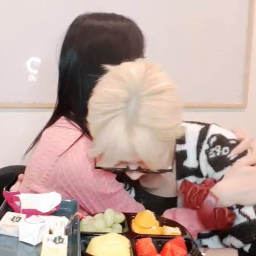 FSPd4a-XIAAY-Rr?format=jpg&name=900x900