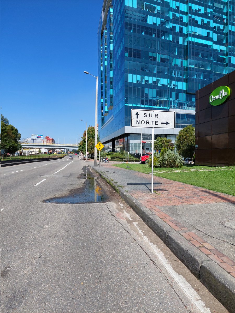 Chepelo's tweet image. Buenos Días Señores @AcueductoBogota este registro en la Av 9na con Calle 110 lleva años escapando agua. Agradezco se den una pasada por acá y lo arreglen. @alcaldiausaquen @Bogota