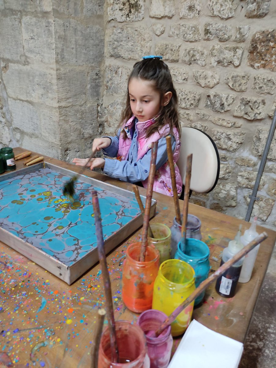 sanliurfabld's tweet photo. Rengarenk boya ve fırçalarla farklı bir sanat arayanlar için "Ebru Sanatı"🖌️

Hayal dünyanızın çizgileri, Kültür Sanat Atölyelerimizde dile geliyor. Uygulama için bekliyoruz😊 https://t.co/D7oGpbEbXL