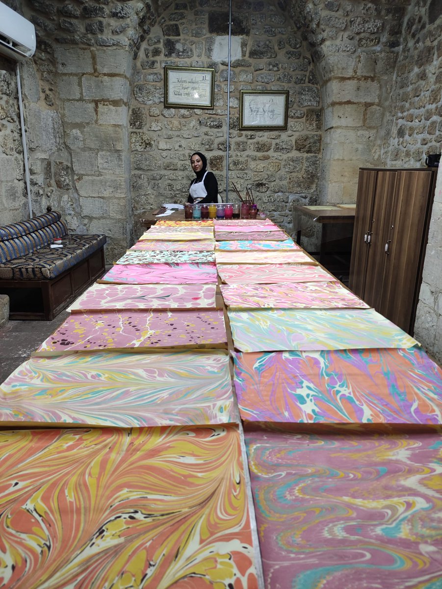 sanliurfabld's tweet photo. Rengarenk boya ve fırçalarla farklı bir sanat arayanlar için "Ebru Sanatı"🖌️

Hayal dünyanızın çizgileri, Kültür Sanat Atölyelerimizde dile geliyor. Uygulama için bekliyoruz😊 https://t.co/D7oGpbEbXL