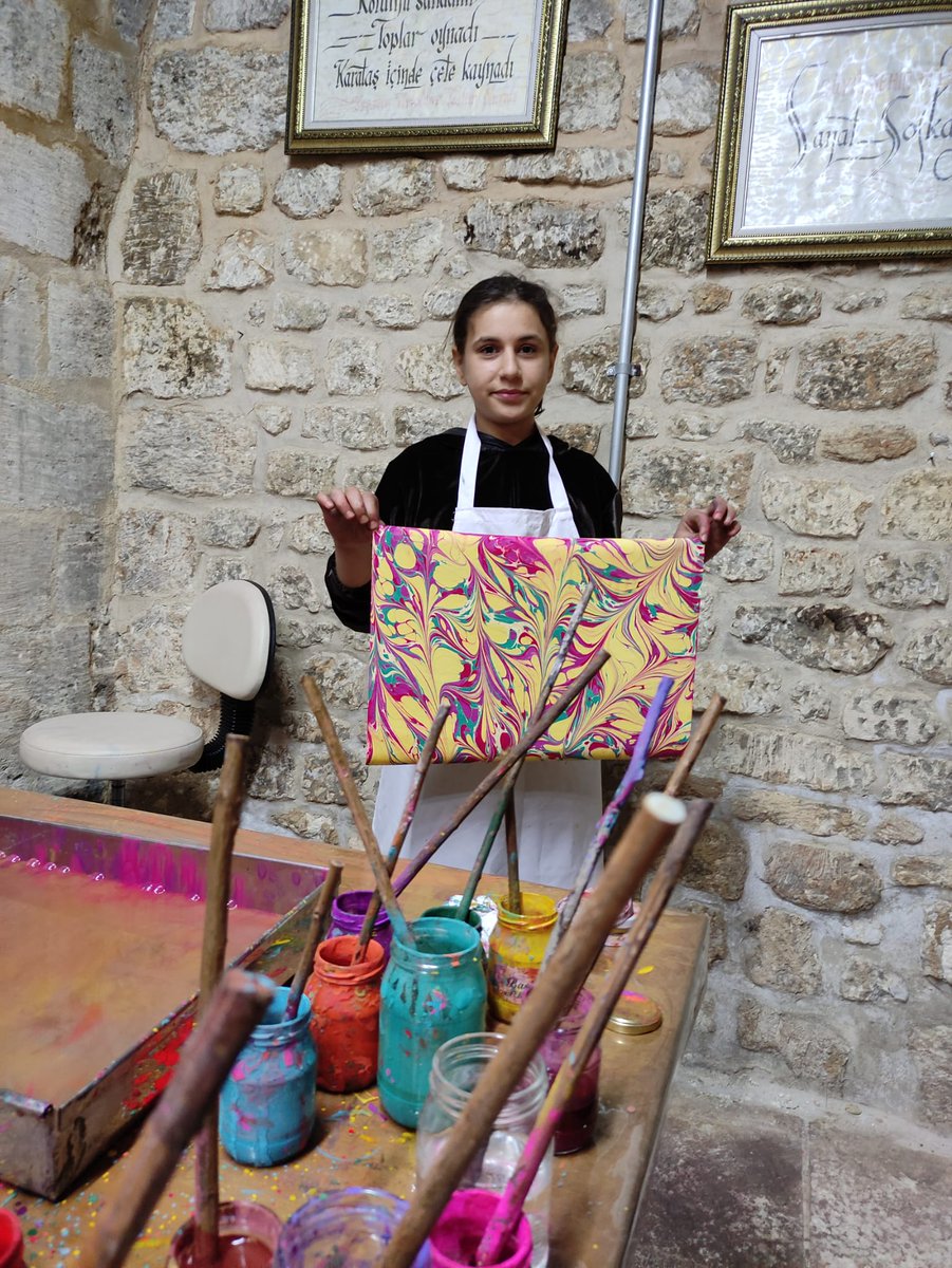 sanliurfabld's tweet photo. Rengarenk boya ve fırçalarla farklı bir sanat arayanlar için "Ebru Sanatı"🖌️

Hayal dünyanızın çizgileri, Kültür Sanat Atölyelerimizde dile geliyor. Uygulama için bekliyoruz😊 https://t.co/D7oGpbEbXL
