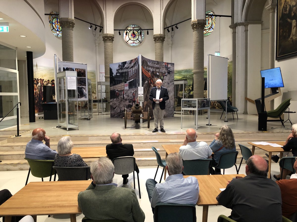 Toelichting door Henk Smeets bij de opening van de Archeologie tentoonstelling ‘Het Middeleeuwse Vught’ ⁦<a href="/DePetrusVught/">@depetrus.nl</a>⁩ <a href="/Vught/">Gemeente Vught</a>. Te zien tot 3 juli 2022.
