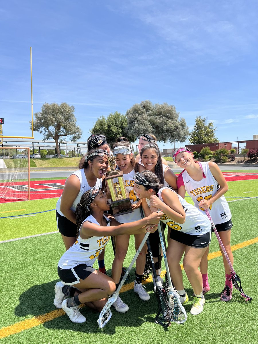 ehs__lacrosse's tweet photo. SAY HELLO TO YOUR NEW VALLEY CHAMPIONS!!!

Edison 13 - 10 Roosevelt https://t.co/tfM9iBkq0H