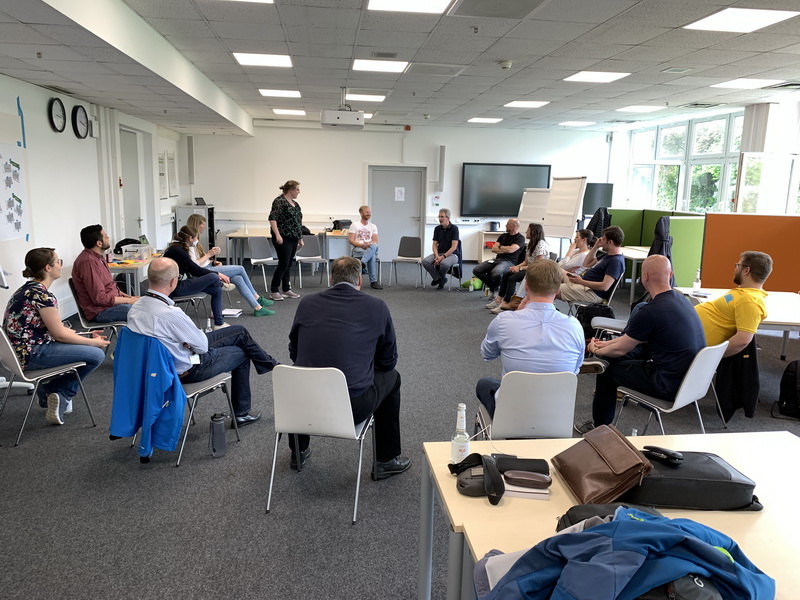 VHemmert's tweet photo. Die Scrum Master Community of Practice @ Siemens Healthineers AT R&amp;D (Forchheim) hatte zu Gast 
@fabianschiller und @martinheider um über ihr kürzlich erschienenes Buch: "Scrum Master Kompagnon" zu sprechen -- sowie weitere gute Diskussionen zum Thema #Agile #ScrumMaster. Danke! https://t.co/kDlaIBzFSU