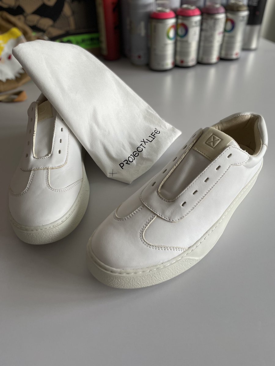 RobiSebi's tweet photo. Haven’t been active on here lately. Been busy with outside world issues, by which I mean, things happening outside my head💆‍♂️ was given these #shoes by a friend in a rebranding company. Wants me to #paint them. Never have I done this. So here we go👟✍️ #artcommunity #shoeart https://t.co/PATeSWG4un