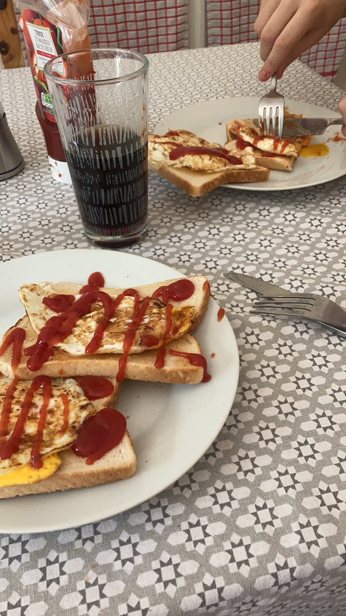 HAPPPY BIRTHDAY!!!!!!!! @visceraIindoses to my favourite horrid chef and my favourite loser I LOVE YOU SO MUCH HAVE A GREAT DAY Omg ur finally a grandma GRANDMA RACH LMAOSHSHS Okay okay BYE LOML ILL FOREVER TREASURE UR KATCHUP AND EGGS ON TOAST LUNCHABLE