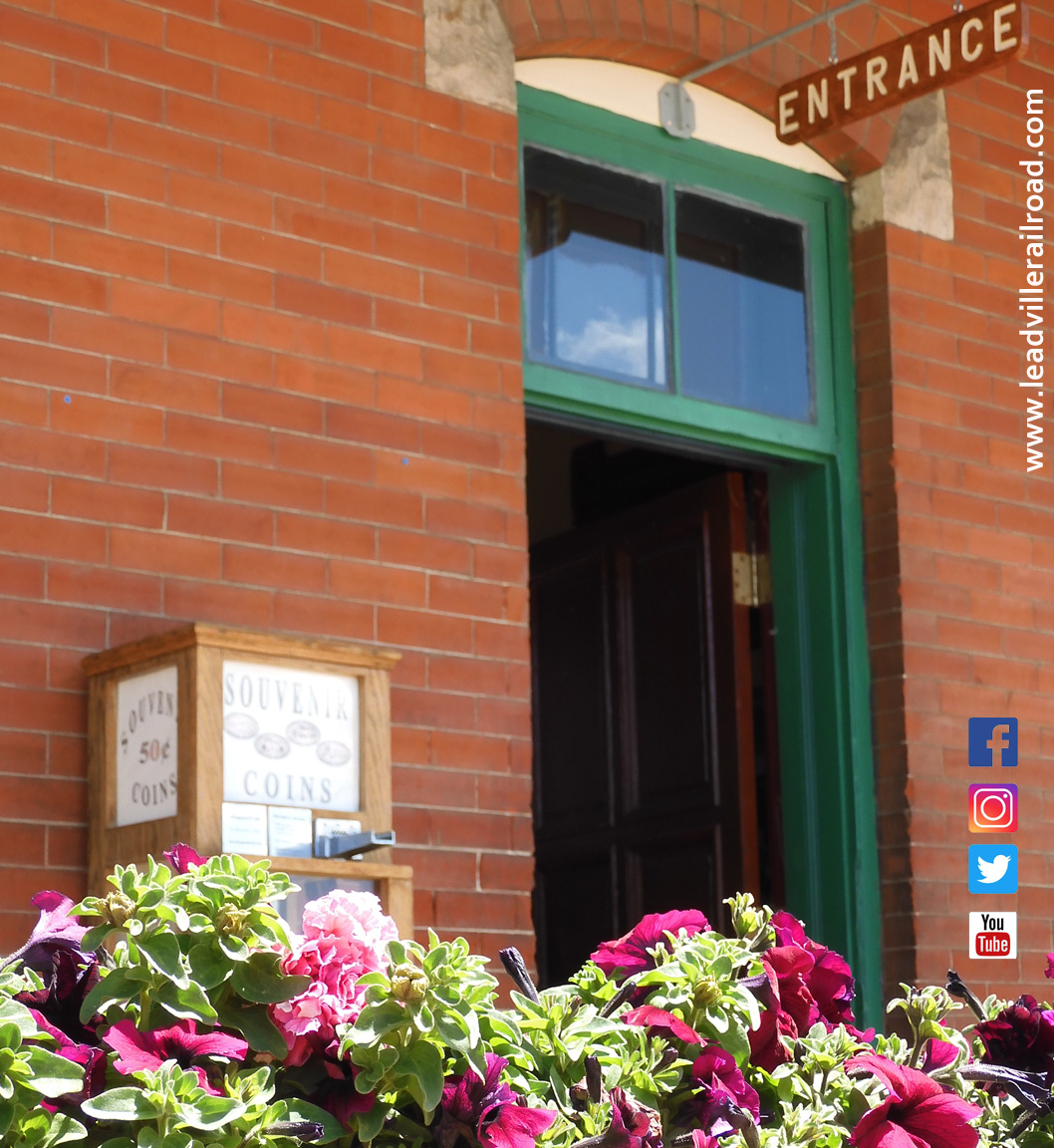 LeadvilleRR's tweet photo. Happy #mothersday2022 to all the Moms who keep their families #ontrack. 🚂 What better way to celebrate than with flowers! 💐#lastminute #mothersdaygift #wildflowers tours this summer #tix @ https://t.co/snsE3kwm94  #allaboard https://t.co/YBpvRr9RHd