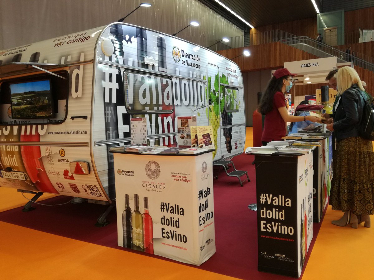 RutaVinoCigales's tweet photo. El Nombre de Valladolid, aparejado al enoturismo. Gracias a @turvalladolid por promocionar #PasaporteDelVino y la Caravana de #ValladolidEsVino para mostrar algo tan bonito como el turismo del vino hilado a los castillos y la naturaleza con el #GR296
#expovacaciones2022 https://t.co/TH70gjrWIN