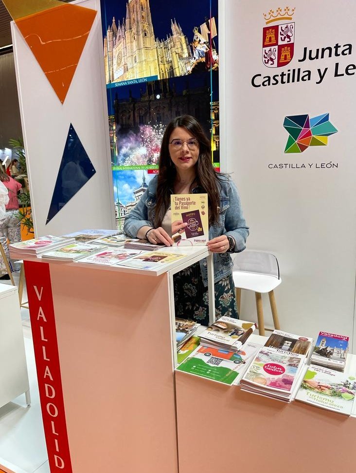 RutaVinoCigales's tweet photo. El Nombre de Valladolid, aparejado al enoturismo. Gracias a @turvalladolid por promocionar #PasaporteDelVino y la Caravana de #ValladolidEsVino para mostrar algo tan bonito como el turismo del vino hilado a los castillos y la naturaleza con el #GR296
#expovacaciones2022 https://t.co/TH70gjrWIN