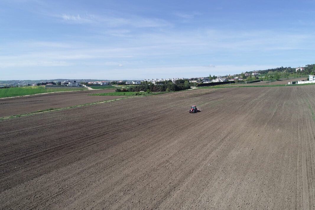 %100 yerli ve milli tohumlarla 1️⃣.0️⃣0️⃣0️⃣dönüm arazimizde ayçiçek ekimini gerçekleştirdik.

Elde ettiğimiz ürünlerin tamamını bu sene de ayçiçek yağı olarak vatandaşlarımıza ücretsiz dağıtacağız. 

🔺Hedefimiz 20.000 teneke

Bereketli olsun.