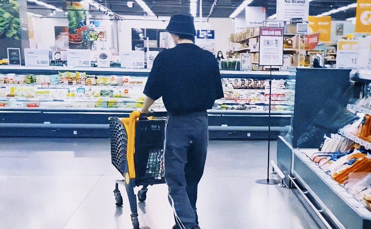 smjyuniverse's tweet image. grocery stop with the bf 🛒

#ENSD #ENGENESelcaDay #ENHYPEN_HEESEUNG #ENHYPEN @ENHYPEN_members