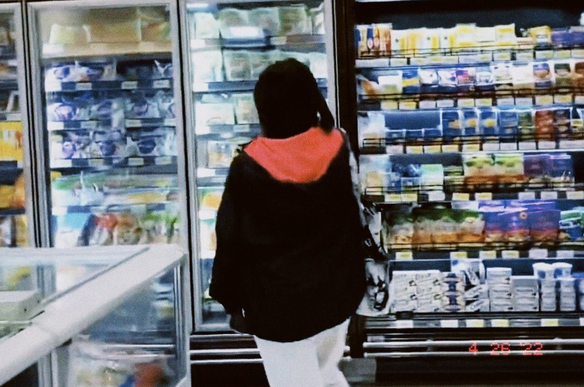 smjyuniverse's tweet image. grocery stop with the bf 🛒

#ENSD #ENGENESelcaDay #ENHYPEN_HEESEUNG #ENHYPEN @ENHYPEN_members