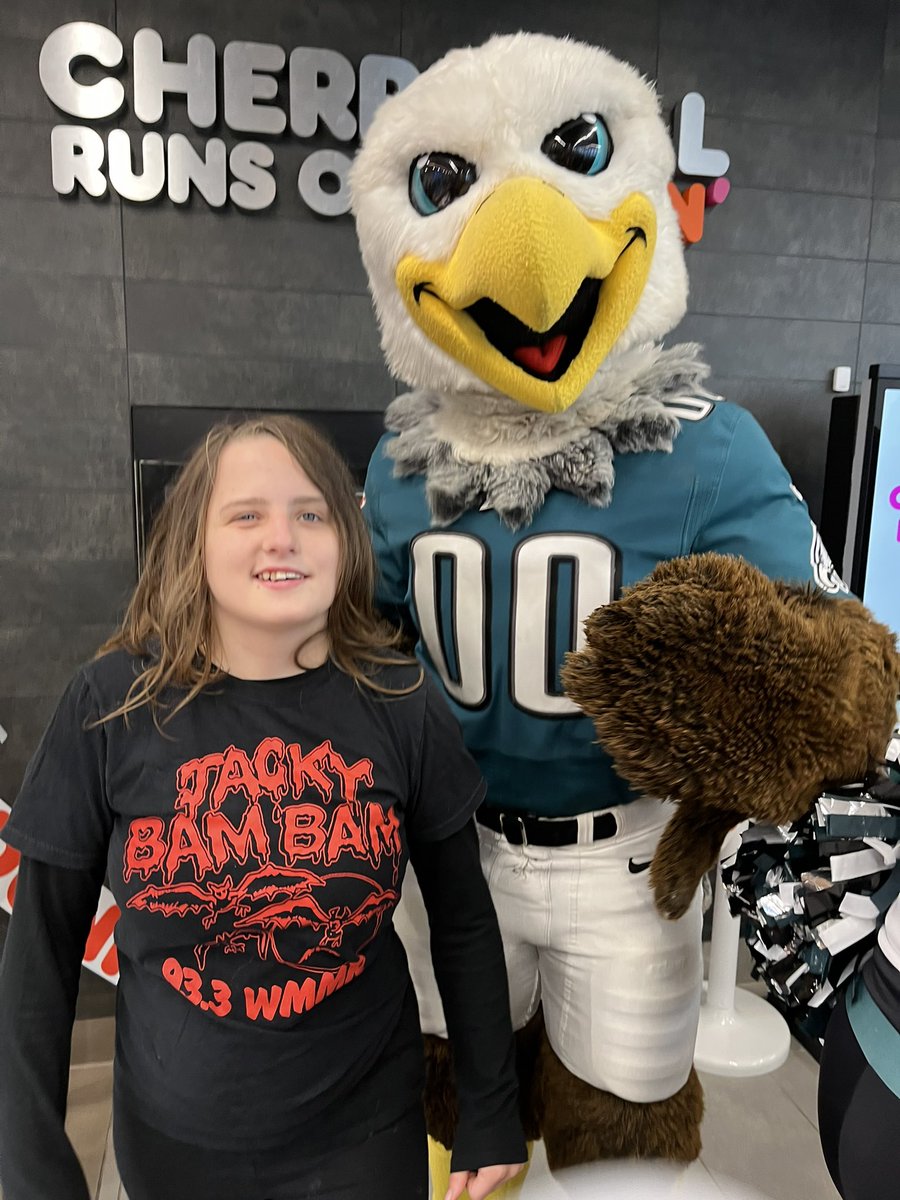 Thank you also to Jillian and Shardae of @EaglesCheer and Swoop for helping to make Emma’s day brighter. @eaglesautism @Eagles @EaglesComms #EmmaRocksAutism #AutismDoesntHoldMeBack