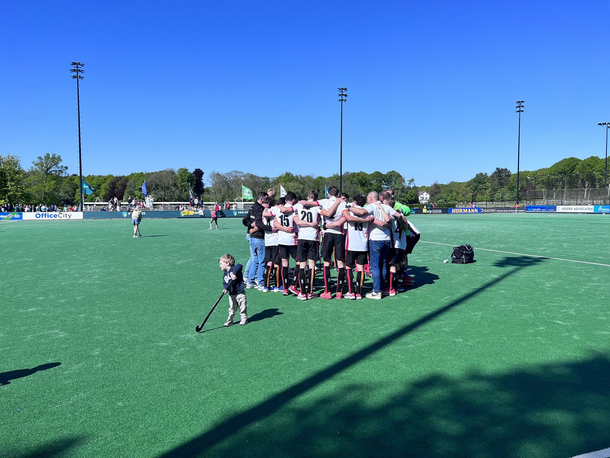 ED_hockey's tweet photo. Bloemendaal - OR | Het seizoen samen afsluiten. Tranen bij Baart die zijn laatste wedstrijd voor de club heeft gespeeld. Hij vertrekt naar Royal Antwerp, zijn jeugdliefde #tulphk #oranjerood #OR https://t.co/TtzO7LQ7hk