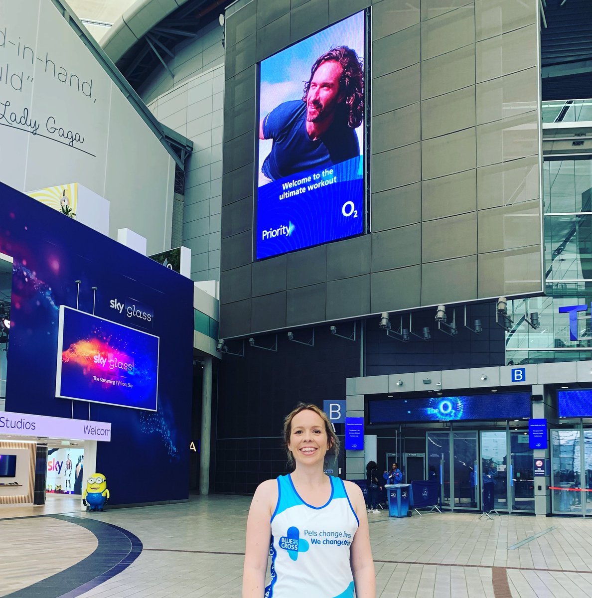 Greengirl758's tweet photo. The only selfie with @thebodycoach I could get 😆🤩🙌🏻 #sweaty #wallop #thebodycoach #priorityjoewicks @theo2london #sundayfunday #sundayworkout https://t.co/Yjkm455ysw