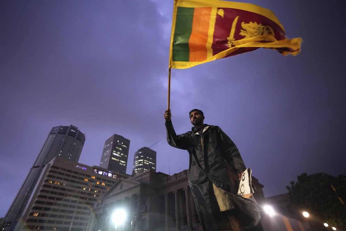 QatarTales's tweet photo. #SriLanka in talks for $100 mln emergency funding from #Beijing-backed bank
#SriLankaCrisis #SriLankaEconomicCrisis #beijingbank #china #financialaid https://t.co/W3Y3tTZHH0