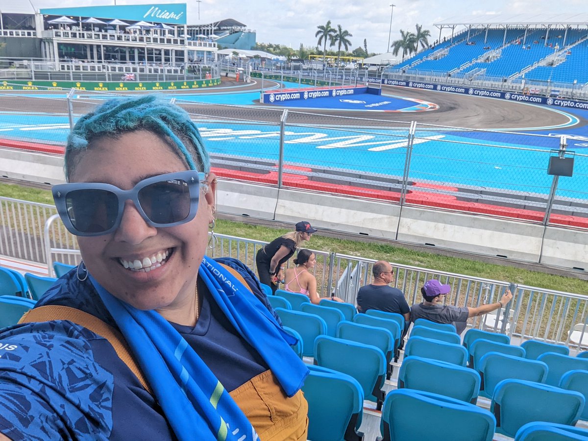 Lisa tweeting for Beep tweeting for Lisa tweet media