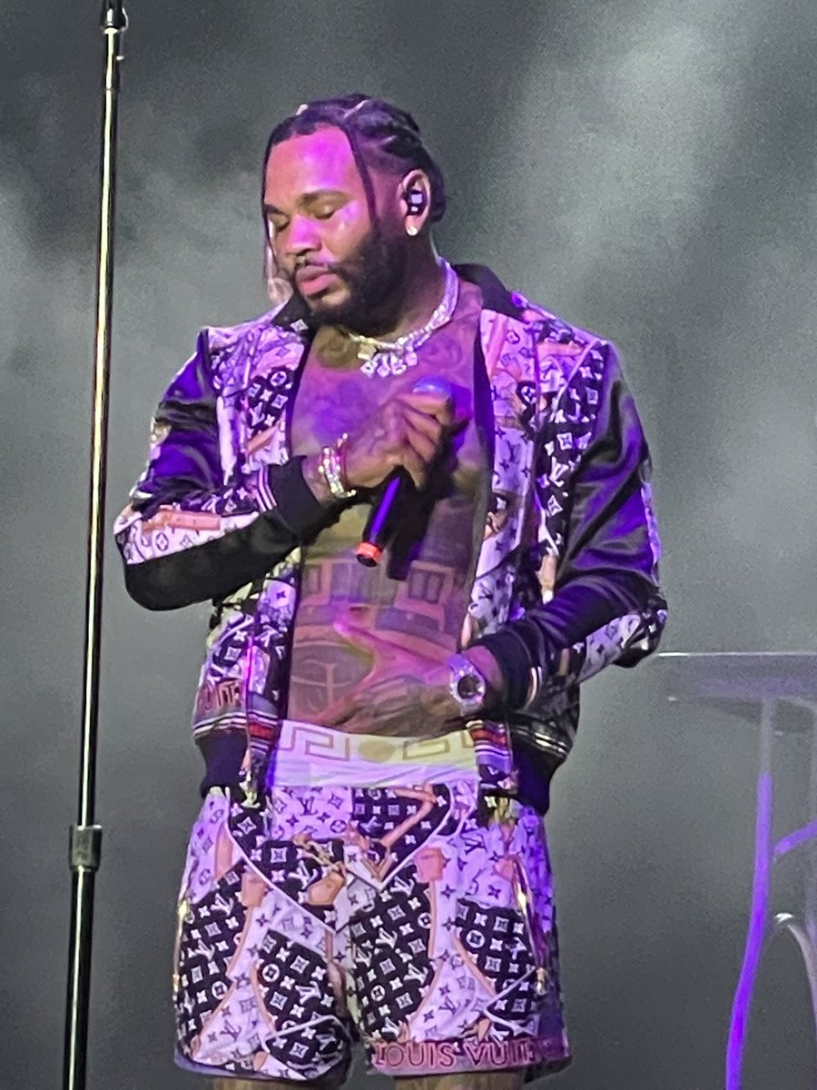 samiiiiii_'s tweet photo. @iamkevingates in #louisvillekentucky was 🔥🔥🔥 https://t.co/FXiegpar0s