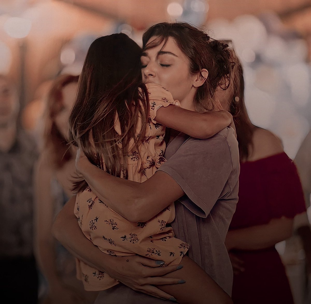 makarnamiyy's tweet photo. Happy Mother’s Day Kiraz‘in Harika Annesiiiii🍒🍯 @HandeErcel #HandeErçel https://t.co/njzt4S5UOC