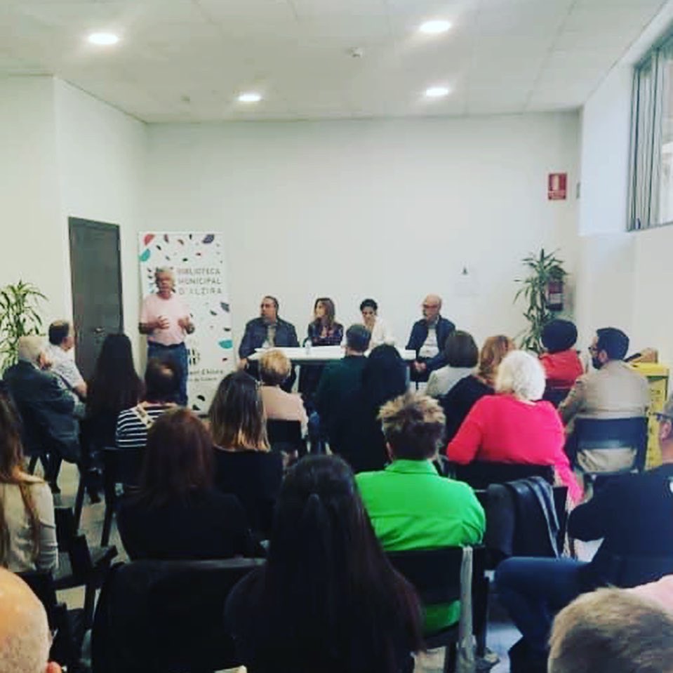 t_vilar's tweet photo. Alzira es este año la #capitaldelacultura y con ello son muchas las iniciativas que desde el #ajuntamentdalzira y, más concretamente desde la #regidoriadecultura, empiezan su andadura. Yo creo que la de ayer cuajó, debe repetirse, y ampliarse: 
#Iencontredelmóndelllibre. https://t.co/vahUwuLJKT