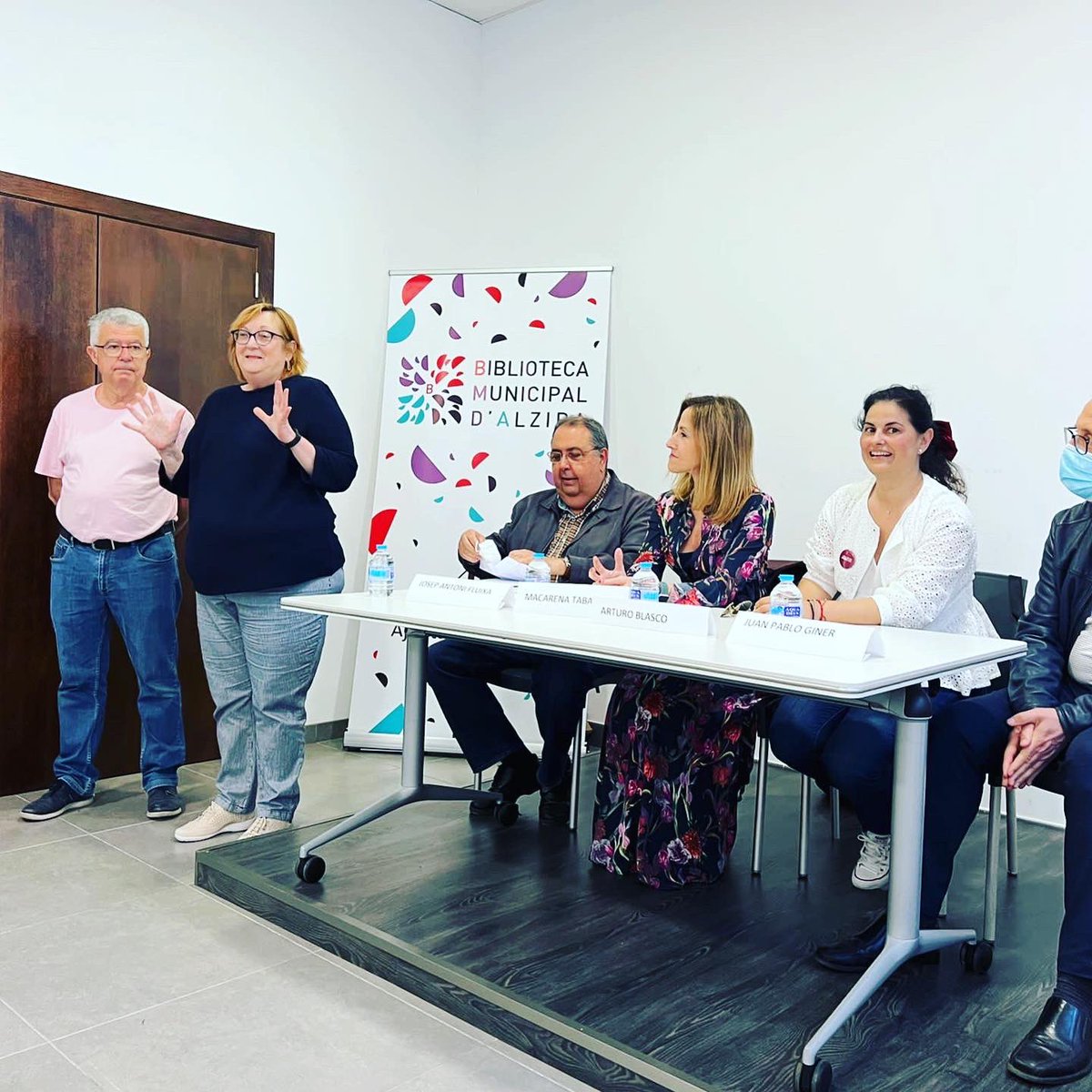 t_vilar's tweet photo. Alzira es este año la #capitaldelacultura y con ello son muchas las iniciativas que desde el #ajuntamentdalzira y, más concretamente desde la #regidoriadecultura, empiezan su andadura. Yo creo que la de ayer cuajó, debe repetirse, y ampliarse: 
#Iencontredelmóndelllibre. https://t.co/vahUwuLJKT