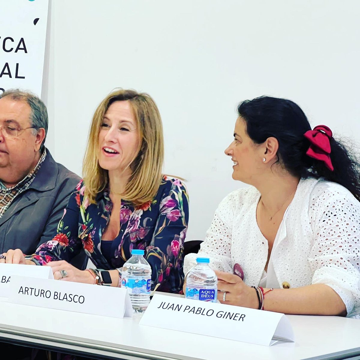 t_vilar's tweet photo. Mientras, #graciasporcontarconmigo #siempre fue #unregalo #volverosaver #editoriales #escritores #poetas #cuentistas #narradores #ilustradores #alzira https://t.co/HditkopBxP