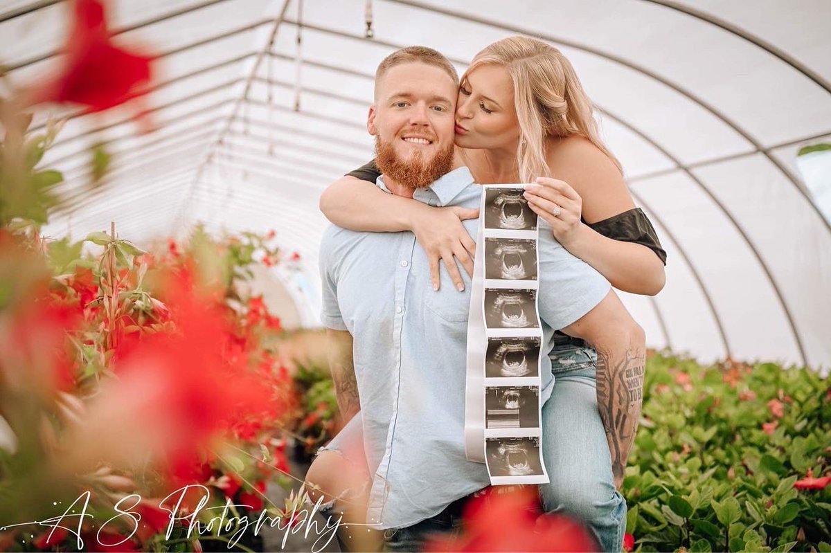 tbwaples's tweet photo. Surprise!!! And happy Mother’s Day🌸😍 https://t.co/VM42c4Z89b
