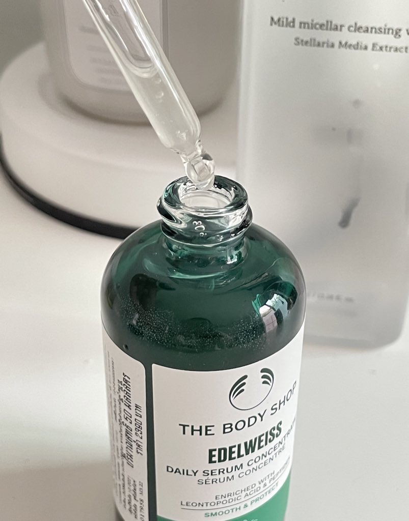 itfeelstory's tweet photo. เซรั่ม edelweiss ของ the body shop คือครบเครื่องมาก ใช้มาสักพักละ ไม่อวยไม่ได้ ใครหน้าโทรมหน้าพัง เป็นสิวหนัก ตัวนี้เอาอยู่จริง มันธรรมชาติและอ่อนโยนมาก ผิวแพ้ง่ายใช้ได้ vegan ก็ใช้ได้ ซึมไว หอมกลิ่นดอกไม้ ใช้แล้วผิวเด้งๆ เลยอะ คือชอบจริงๆ t-t🌿 https://t.co/v6mWeiB5jF