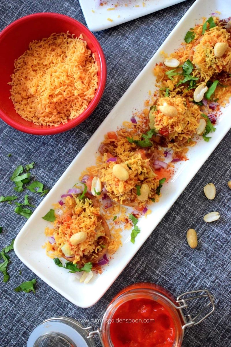 #sevpuri is an exemplary #indiansnackrecipe where crispy deep fried papdis are served with boiled potatoes, sev, chutney for #chaat &amp; some spices
rumkisgoldenspoon.com/sev-puri-recip…
#homemade #indianfoodbloggers #delicious #vegan #chaatrecipe #goodfood #indianstreetfood #comfortfood #foodie