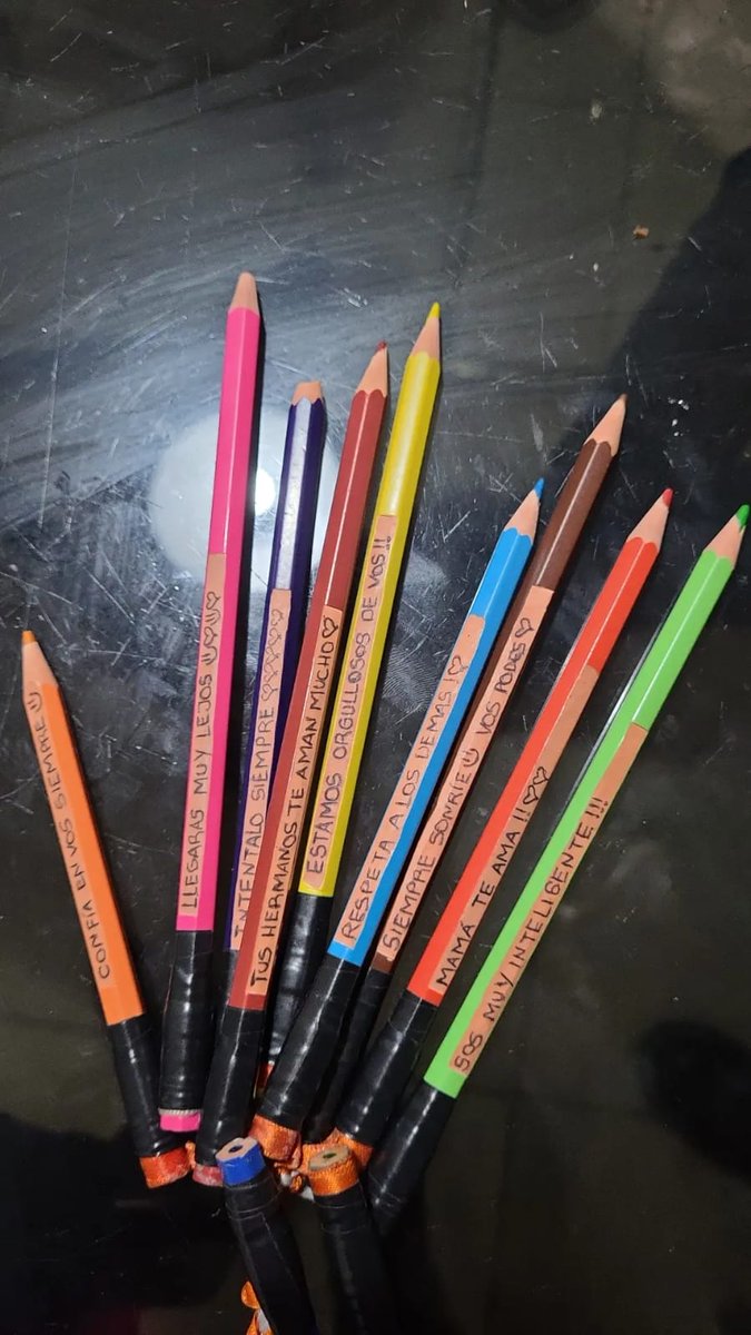 Mi hermana le dejo estos mensajitos a mi sobrina en los lápices de colores que usa en la escuela para motivarla 🥺