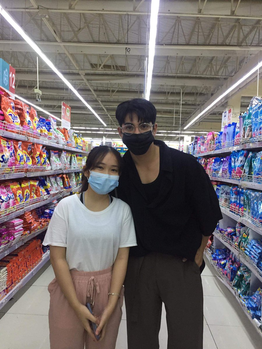 stey1819's tweet photo. di na edited, nakita ko yung bias ko kanina 😭💛 sobrang saya kasi 1 year anniversary ko rin as an A'tin!! ang bait tapos sobrang gwapo pa!!nahihiya aq kanina kasi kasama mo yung fam mo pero once in a lifetime lang to 😭 SLMT @stellajero_ and Ajero fam!  🍓💙

@SB19Official #SB19 https://t.co/3viHQbkV76