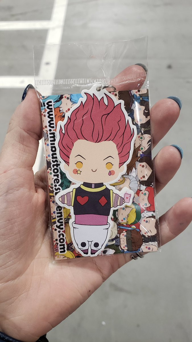 iriaka's tweet photo. Año 2022 y estoy comprando merchan de Hisoka porque soy una persona adelantadísima y que sigue todas las modas (buscaré luego a los artistas que no me han dado tarjeta, pain) https://t.co/54fkumOy5T