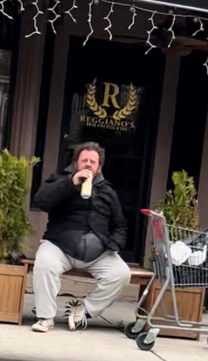 VictoriaBr81's tweet photo. For over a year, we have been dealing with this dangerous and mentally unstable man in #tottenville he has become more and more dangerous.  He has harassed business owners, spit at people, said he wanted to blow up the library and see dead bodies @NYPDstatenIslnd @NYPD123Pct https://t.co/jEKKZB5uEG